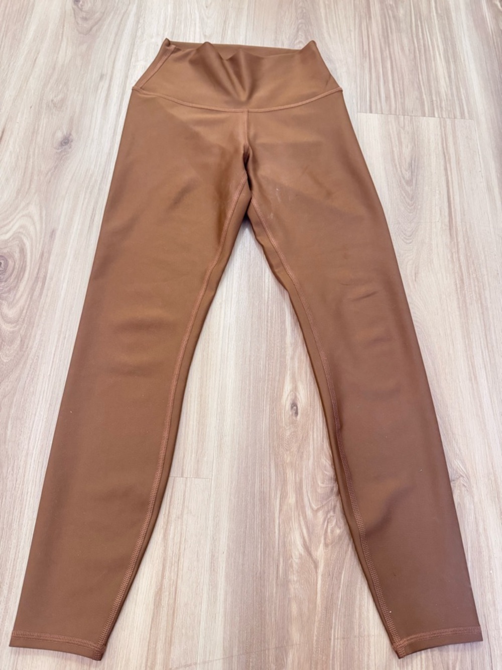 Alo Yoga 7/8 High-Waist Airbrush Legging in Cinnamon Brown - Picture 4 of 5